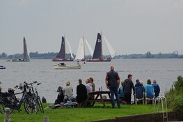 Inhaalwedstrijd IFKS skûtsjesilen bij Echtenerbrug op het Tjeukemeer druk bezocht