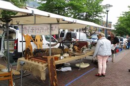 Gezellige drukte op de Brocante markt in Joure