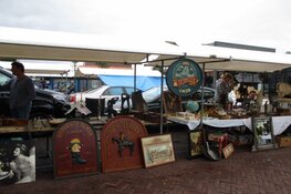 Gezellige drukte op de Brocante markt in Joure