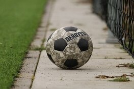 Eigenaren kunstgrasvelden met vervuilende rubberen korrels riskeren torenhoge boetes