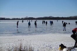Schaatsen op het ijs van het Nannewijd bij Oudehaske in beeld