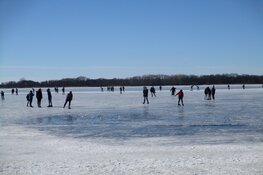 Schaatsen op het ijs van het Nannewijd bij Oudehaske in beeld