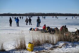 Schaatsen op het ijs van het Nannewijd bij Oudehaske in beeld