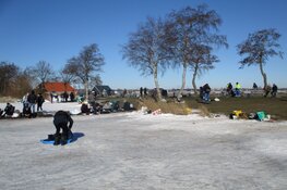Schaatsen op het ijs van het Nannewijd bij Oudehaske in beeld