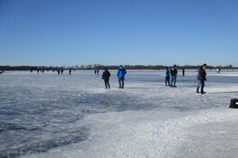 Schaatsen op het ijs van het Nannewijd bij Oudehaske in beeld