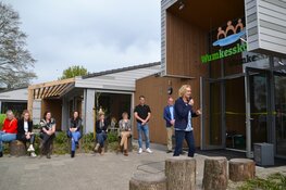 Wumkesskoalle Joure officieel geopend door wethouder