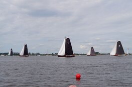 Veel publieke belangstelling SKS skûtsjesilen Langwarder Wielen