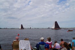 Veel publieke belangstelling SKS skûtsjesilen Langwarder Wielen