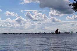 Zeilwedstrijden Sneekweek op het Sneekermeer in beeld