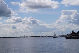 Zeilwedstrijden Sneekweek op het Sneekermeer in beeld