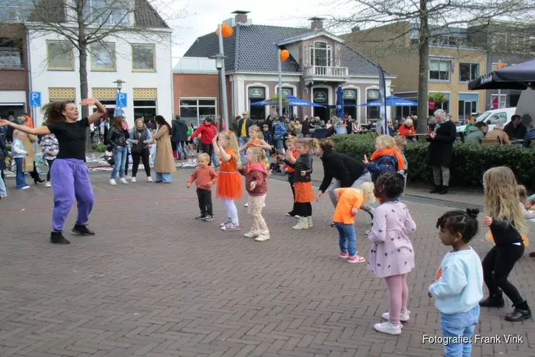 Gezellige drukte op de Koningsdag en markt in Joure