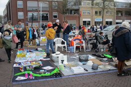 Gezellige drukte op de Koningsdag en markt in Joure
