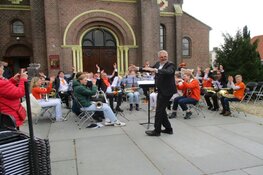 Gezellige drukte op de Koningsdag en markt in Joure