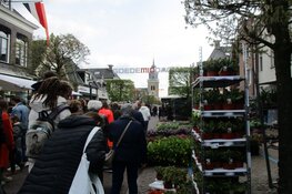 Gezellige drukte op de Koningsdag en markt in Joure