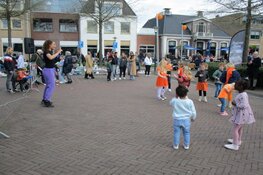 Gezellige drukte op de Koningsdag en markt in Joure