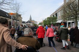 Gezellige drukte op de Koningsdag en markt in Joure