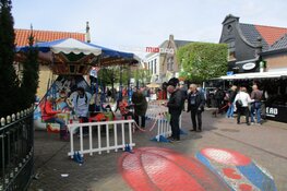 Gezellige drukte op de Koningsdag en markt in Joure