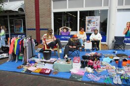Gezellige drukte op de Koningsdag en markt in Joure