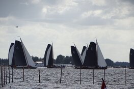 Lemmer wint skûtsjesilen bij Terherne op het Sneekermeer