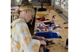 In de Maakfabriek aan de slag met het bedrukken van je eigen tas