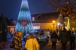 Mega-kerstbomen in Joure weer aan