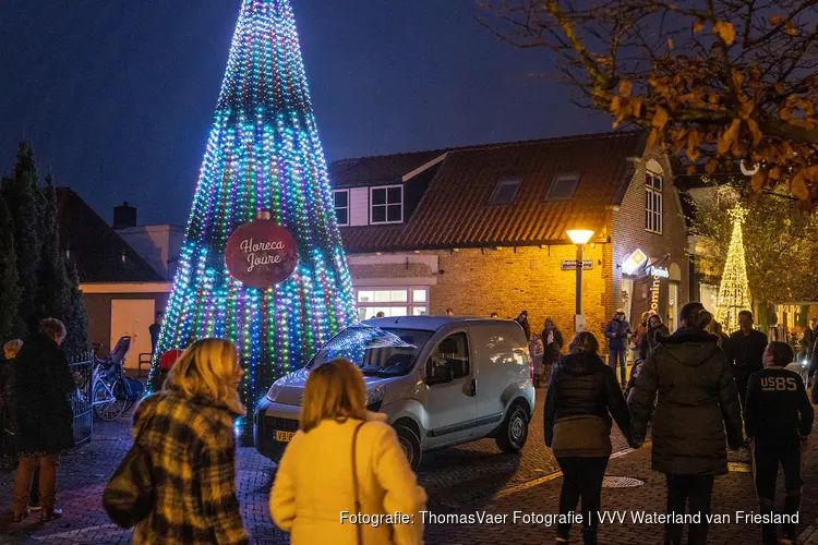 Mega-kerstbomen in Joure weer aan