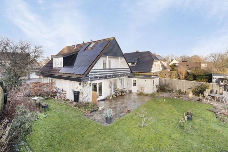 Duurzaam en ruim wonen in Heerenveen: Vrijstaande woning met garage en 15 zonnepanelen te koop