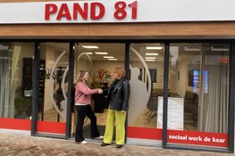 Directeur Henrieke Hofsteenge van Sociaal Werk De Kear draagt het stokje over aan Annemiek Echten