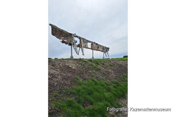 Vleugel en motor Lancaster ED 603 geplaatst in Kazemattenmuseum