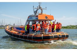 KNRM opent reddingstations tijdens Reddingbootdag: "Met die boot over de golven, dat vergeet je nooit meer"