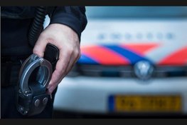 Automobilist rijdt verkeersborden uit de grond en wordt aangehouden in Joure