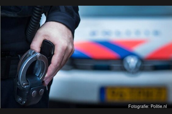 Automobilist rijdt verkeersborden uit de grond en wordt aangehouden in Joure
