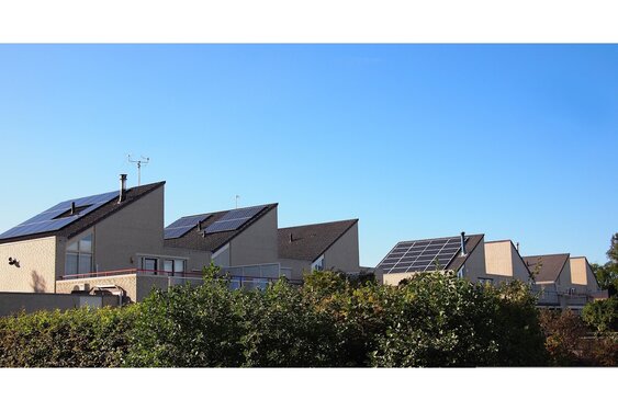 Zonnepanelen op je dak? In Fryslân gaat je rekening met 321 euro omhoog